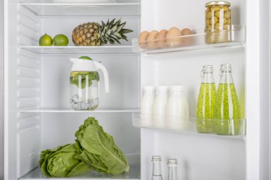 buzdolabı taze meyve ve sebze, sağlıklı gıda arka plan, organik beslenme, sağlık, diyet kavramı tam açık