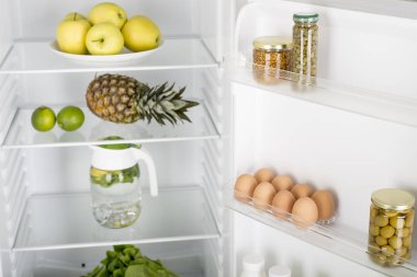 buzdolabı taze meyve ve sebze, sağlıklı gıda arka plan, organik beslenme, sağlık, diyet kavramı tam açık