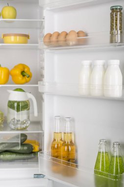 buzdolabı taze meyve ve sebze, sağlıklı gıda arka plan, organik beslenme, sağlık, diyet kavramı tam açık