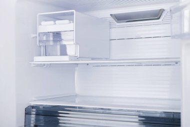 Beyaz Arka Plan üzerine izole buzdolabı. Modern Mutfak ve Ev Aletleri