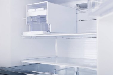 Beyaz Arka Plan üzerine izole buzdolabı. Modern Mutfak ve Ev Aletleri