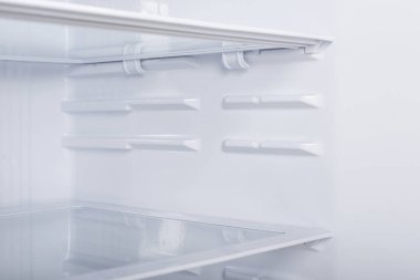 Beyaz Arka Plan üzerine izole buzdolabı. Modern Mutfak ve Ev Aletleri
