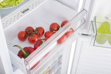 Açık buzdolabı taze meyve ve sebze dolu