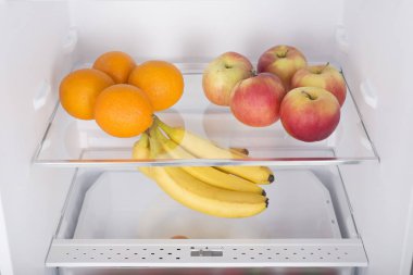 Açık buzdolabı taze meyve ve sebze dolu