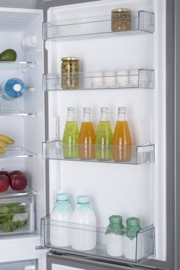 Açık buzdolabı taze meyve ve sebze dolu