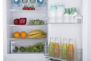 Açık buzdolabı taze meyve ve sebze dolu