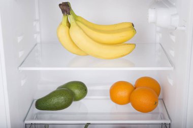 Açık buzdolabı taze meyve ve sebze dolu