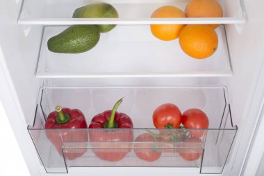 Açık buzdolabı taze meyve ve sebze dolu