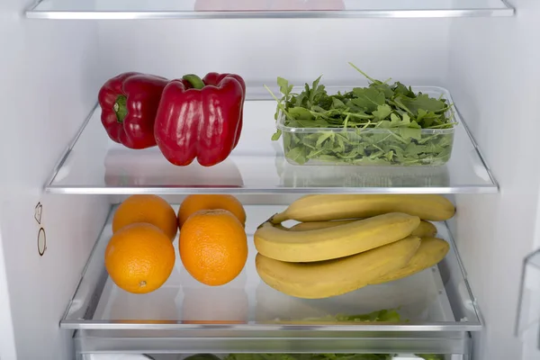 新鮮な果物や野菜の完全オープン冷蔵庫 — ストック写真