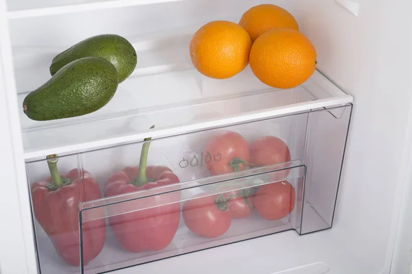 Nevera abierta llena de frutas y verduras frescas — Foto de Stock