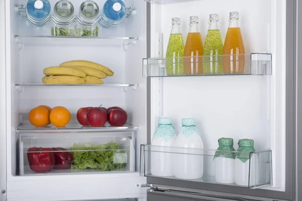 Offener Kühlschrank voller frischem Obst und Gemüse — Stockfoto