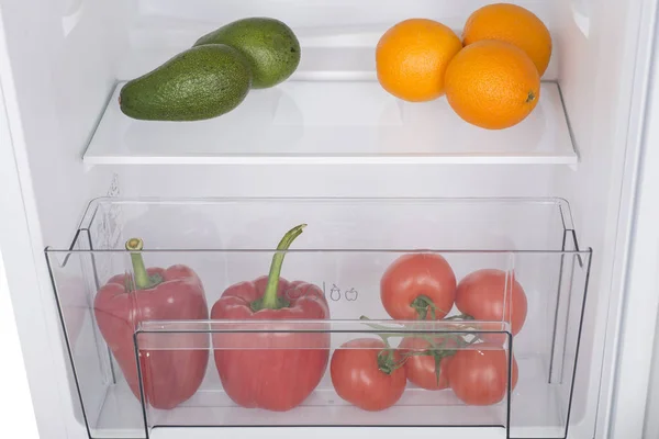 Frigorífico aberto cheio de frutas e legumes frescos — Fotografia de Stock