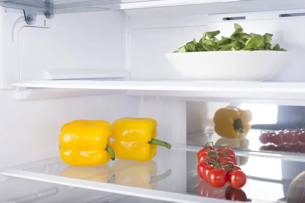 Otevřené lednice plná čerstvého ovoce a zeleniny — Stock fotografie
