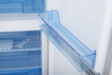 Beyaz Arka Plan üzerine izole buzdolabı. Modern Mutfak ve Do