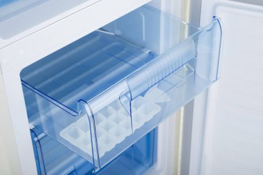 Beyaz Arka Plan üzerine izole buzdolabı. Modern Mutfak ve Do