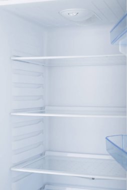 Beyaz Arka Plan üzerine izole buzdolabı. Modern Mutfak ve Do