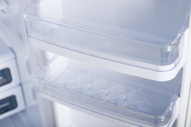 Beyaz Arka Plan üzerine izole buzdolabı. Modern Mutfak ve Do