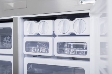 Beyaz Arka Plan üzerine izole buzdolabı. Modern Mutfak ve Do