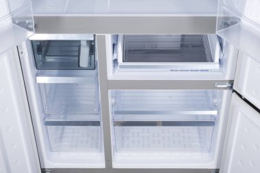 Beyaz Arka Plan üzerine izole buzdolabı. Modern Mutfak ve Do