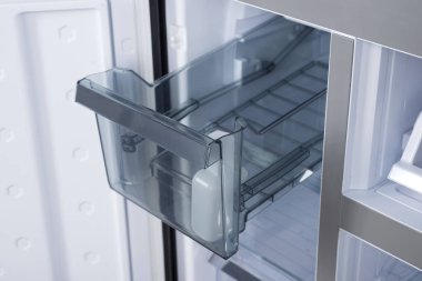 Beyaz Arka Plan üzerine izole buzdolabı. Modern Mutfak ve Do