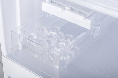 Beyaz Arka Plan üzerine izole buzdolabı. Modern Mutfak ve Do