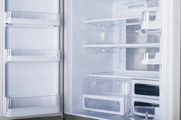 Refrigerador aislado sobre fondo blanco. Cocina moderna y hacer —  Fotos de Stock