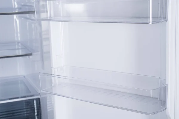 Kylskåp isolerat på vit bakgrund. Modernt kök och — Stockfoto