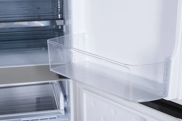 Ψυγείο απομονωμένο σε λευκό φόντο. Σύγχρονη κουζίνα και Do — Φωτογραφία Αρχείου