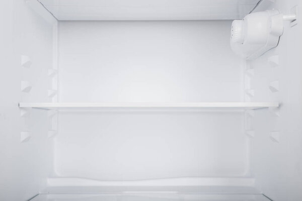 Холодильник изолирован на белом фоне. Современный Китчен и До
