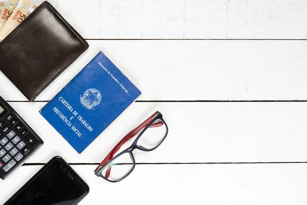 Arbeitserlaubnis Brieftasche Brasilianisches Geld Kakerlaken Brille Handy Weißer Hintergrund Platz — Stockfoto