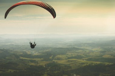 Yamaçparaşütü gelemeyeceğiz de Caldas, Minas Gerais yeşil dağların üzerinde güzel güneşli gökyüzü üzerinde uçan