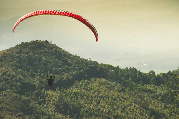 Paraglider Flying Beautiful Sunny Sky Green Mountains Poos Caldas Minas — Stock Photo, Image