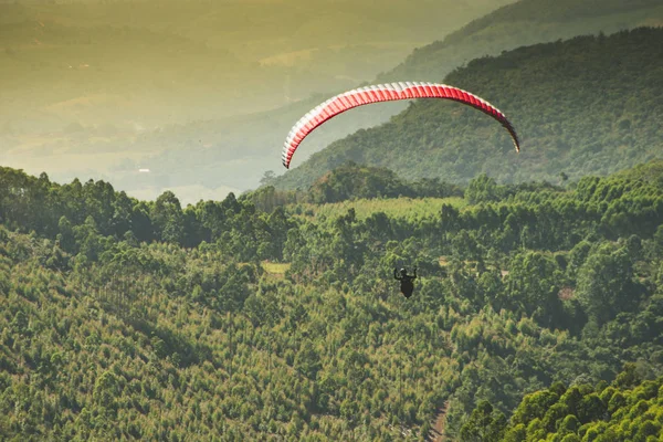 Paraglider Vliegen Het Mooie Zonnige Hemel Groene Bergen Poos Caldas — Stockfoto