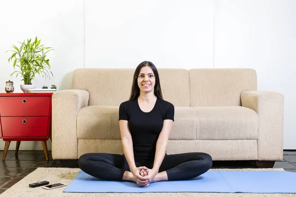 Mulher Morena Branca Bonita Roupas Pretas Yogamat Azul Fazendo Postura — Fotografia de Stock