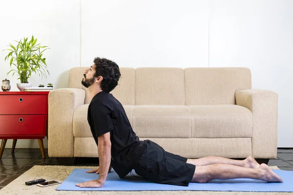 Hermoso Caucásico Barbudo Hombre Negro Ropa Azul Yogamat Haciendo Ascendente — Foto de Stock