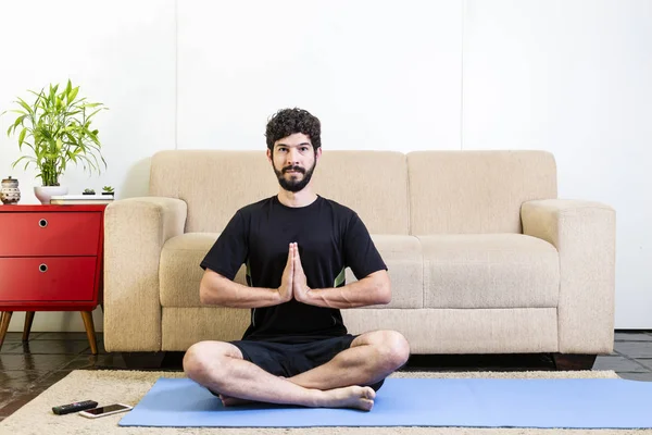 Belle Homme Barbu Caucasien Vêtements Noirs Sur Yogamat Bleu Faisant — Photo