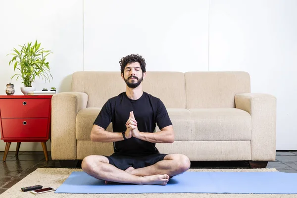 Beau Homme Barbu Caucasien Vêtements Noirs Sur Yogamat Bleu Faisant — Photo