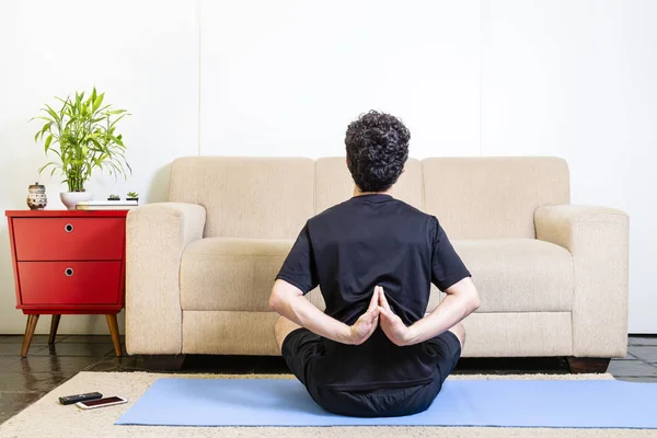 Hermoso Caucásico Barbudo Hombre Negro Ropa Azul Yogur Haciendo Namaste — Foto de Stock