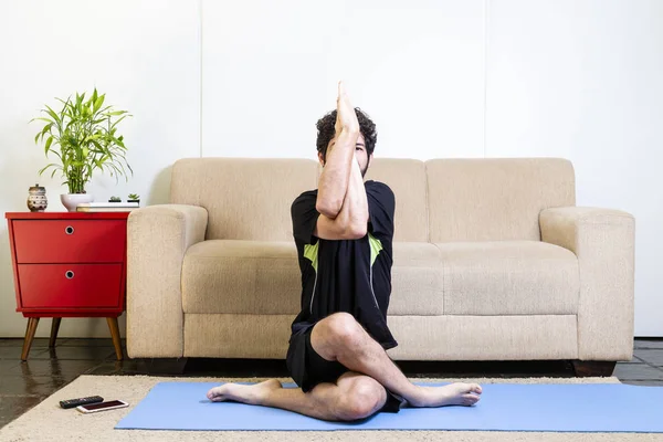 Beau Homme Barbu Caucasien Vêtements Noirs Sur Yogamat Bleu Faisant — Photo