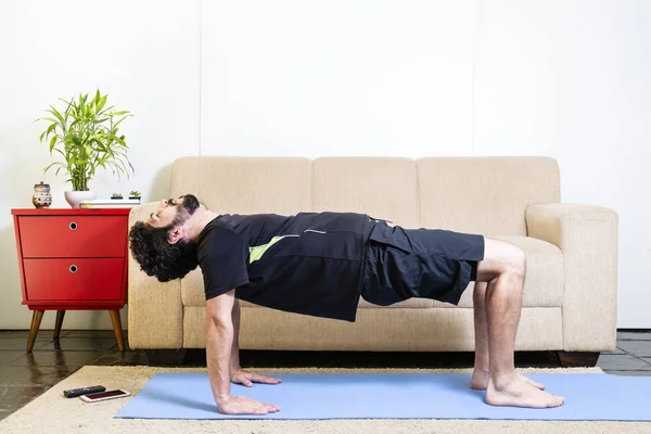 Hermoso Caucásico Barbudo Hombre Negro Ropa Azul Yogamat Haciendo Reversa — Foto de Stock