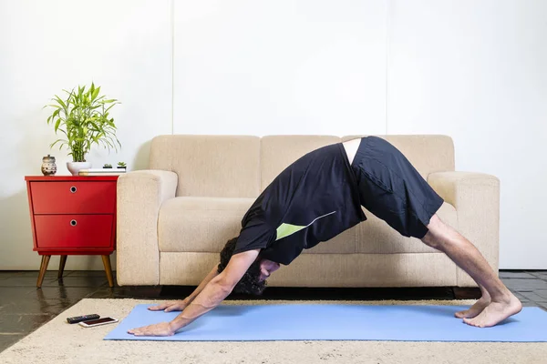 Hermoso Caucásico Barbudo Hombre Negro Ropa Azul Yogamat Haciendo Hacia — Foto de Stock