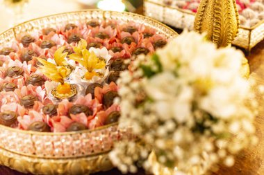 Düğün şeker ile dekore edilmiş tablo