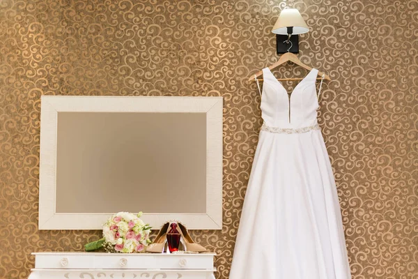 Hochzeitskleid Hängt Der Wand Mit Textur Und Bouque Parfüm Und — Stockfoto