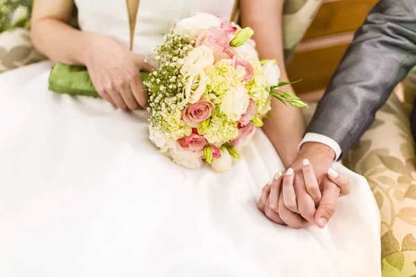 Pengantin Pria Memegang Tangan Selama Pesta Pernikahan — Stok Foto
