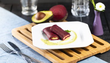 Avokado mousse ile - dolu krep pancar vejetaryen