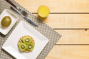 Gözleme kivi ve portakal suyu - kahvaltı