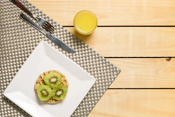 Våffla Med Kiwi Och Apelsinjuice Frukost — Stockfoto