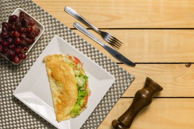 Crepioca - manyok (tapyoka) domates, letuce ve plaka üzerinde ahşap arka plan pinus peynirli gözleme - kahvaltı