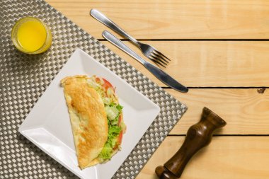 Crepioca - manyok (tapyoka) domates, letuce ve plaka üzerinde ahşap arka plan pinus peynirli gözleme - kahvaltı