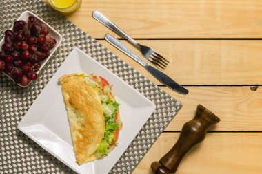 Crepioca - manyok (tapyoka) domates, letuce ve plaka üzerinde ahşap arka plan pinus peynirli gözleme - kahvaltı